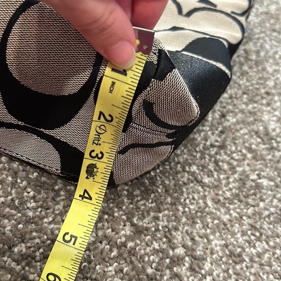 Coach signature jacquard logo stripe handbag purse. Black beige. Patent detail. - Picture 11 of 12